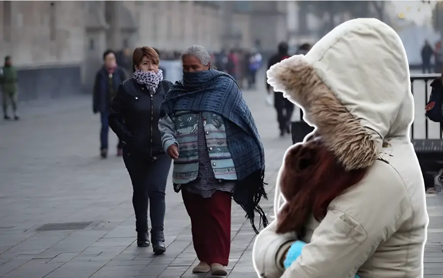 Chica con abrigo y señoras en el frío de CDMX. Foto: Freepik y Meteored editada en canva