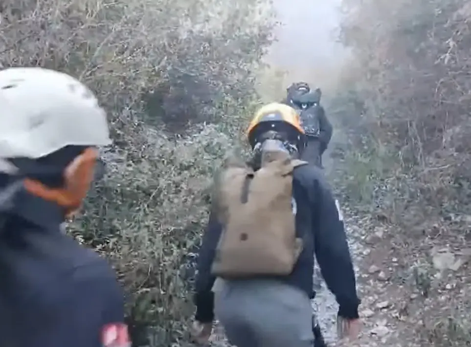 Rescatistas al subir el Cerro de las Mitras para el rescate. Foto: Protección Civil de Nuevo León.