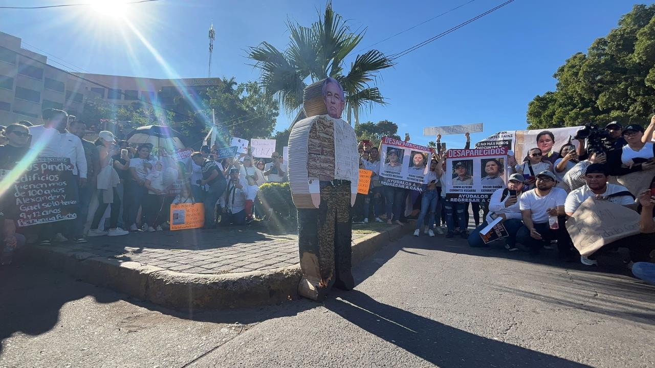 Queman figura del gobernador en segunda marcha por la paz. Créditos: X (@Juanjoquinonezg).