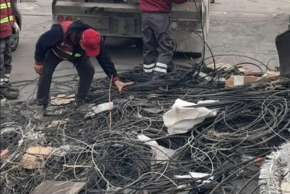 El retiro de 10 mil metros de cable en desuso demuestra el compromiso de Santa Catarina con la mejora del entorno urbano, la seguridad y la calidad de vida de sus habitantes. Foto: Gobierno de Santa Catarina.