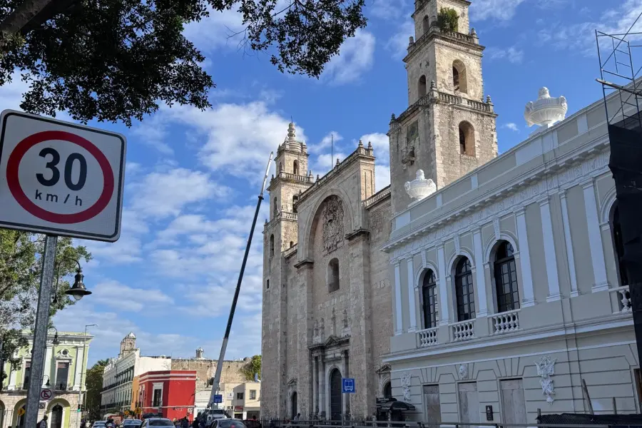 La Catedral de Mérida recibe mantenimiento en las icónicas torres de sus campanarios