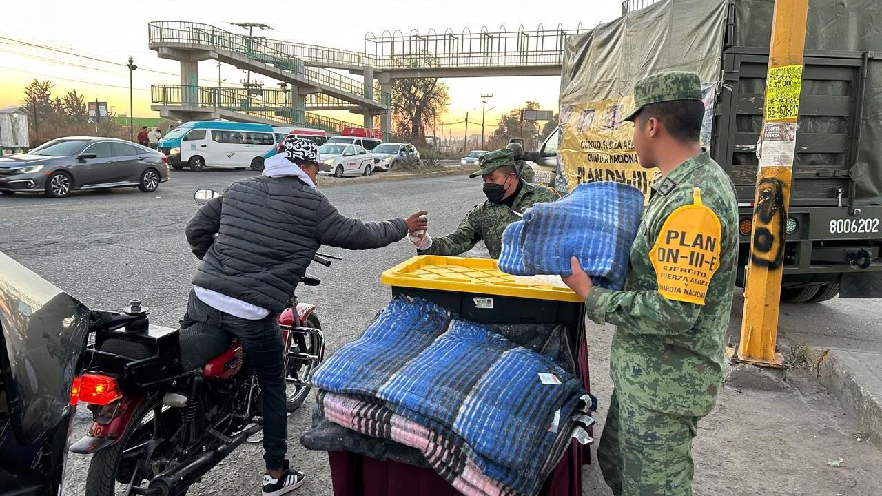 Elementos del Ejército mexicano auxilian a los habitantes de Zumpango y Tecámac ante las bajas temperaturas registradas en estos municipios. Foto: Fernando Cruz.