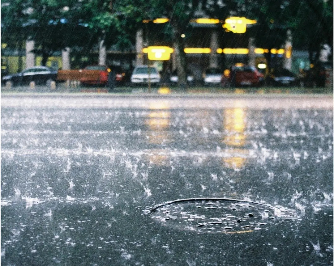 Fuertes gotas de lluvia en calles del centro de Monterrey. Foto: Canva.