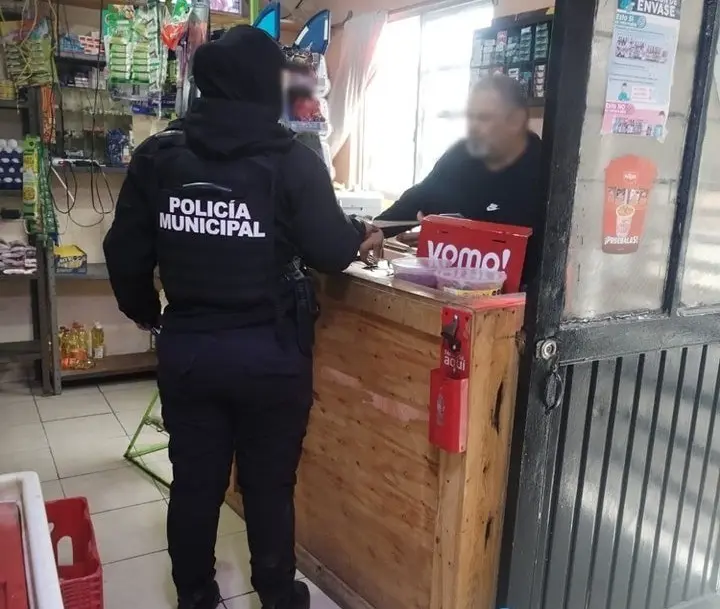 Policía municipal de Salinas Victoria en un negocio llevando a cabo una orientación. Foto: Secretaría de Seguridad y Vialidad de Salinas Victoria.