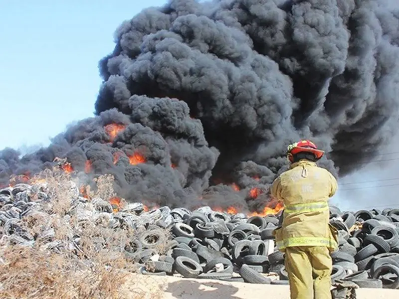 Bombero en basurero quemandose. Foto: Redes Sociales