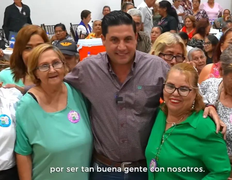 Raúl Cantú con los adultos mayores de la Casa del Adulto Mayor. Foto: DIF Salinas Victoria.