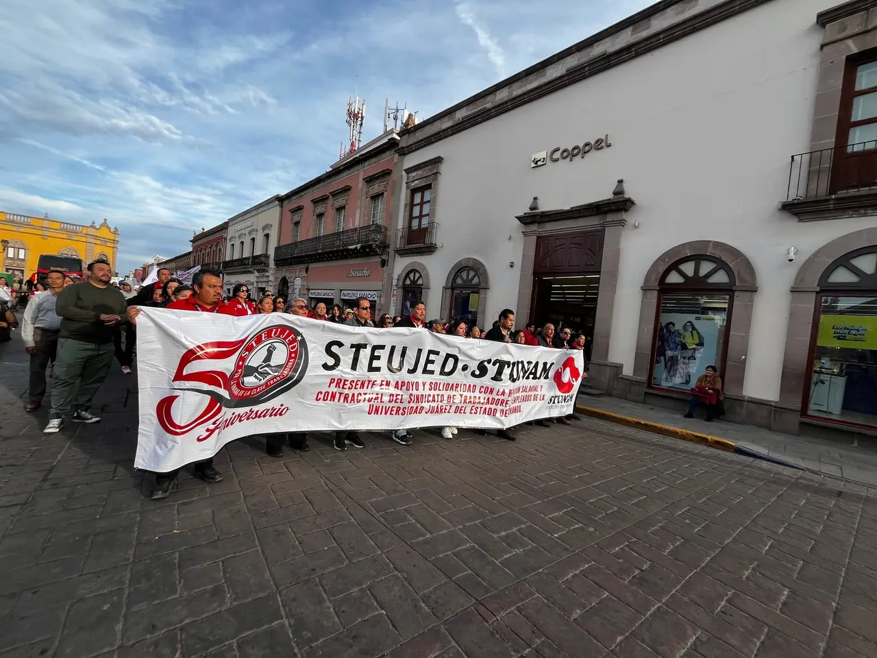 Trabajadores de la UJED realizan marcha para que se les respete sus derechos laborales. Foto: Alejandro Ávila.