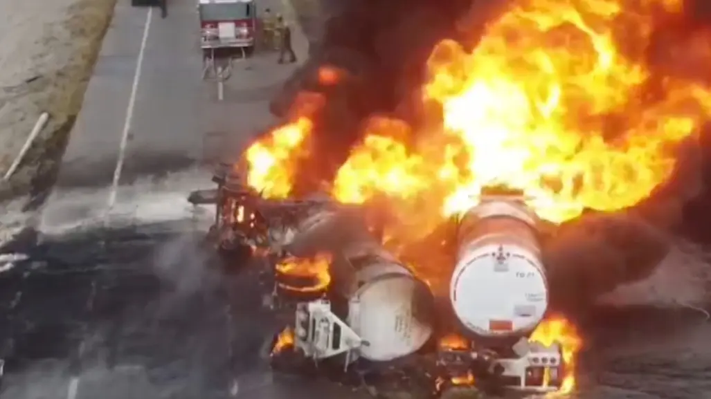 Explosión de tráiler obliga a cierre de la carretera Federal 57 entre Nava y Piedras Negras