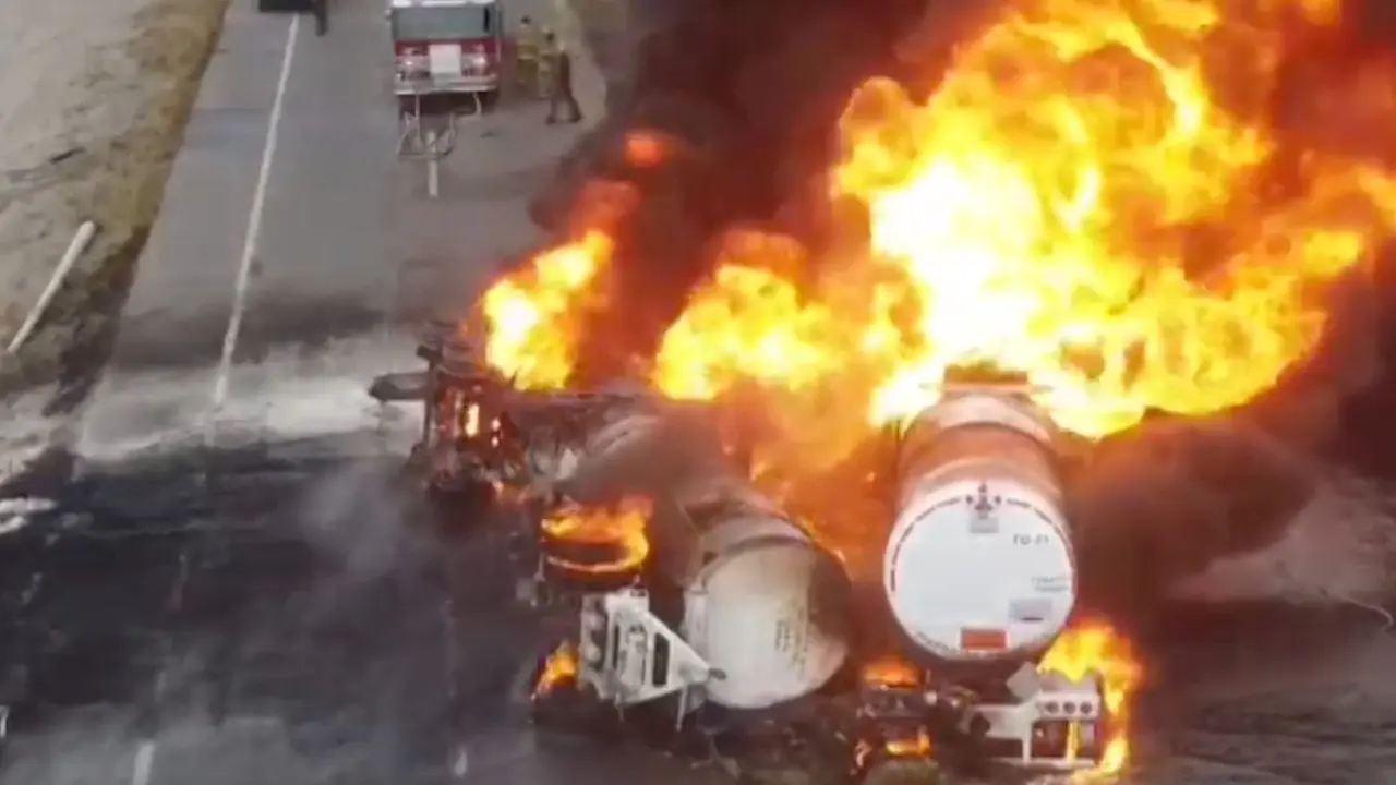 El incendio ocurrió en la carretera 57, en el tramo Nava-Piedras Negras. (Fotografía: X)