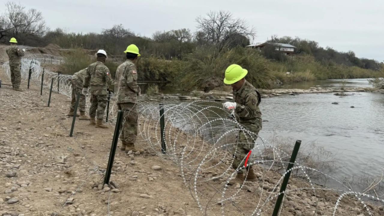 Militares colocan alambre de púas en la frontera de Texas. Créditos: X (@GregAbbott_TX).