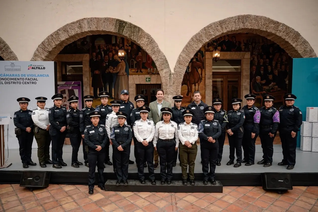 El alcalde de Saltillo, Javier Díaz, junto a agentes de Policía. (Fotografía: Gobierno de Saltillo)