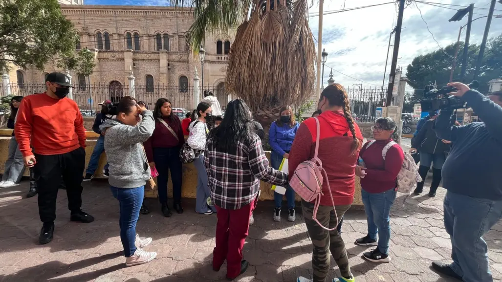 Madres de familia exigen atención en el Centro Estatal de Cancerología en Durango