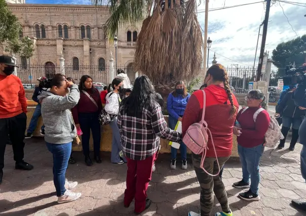 Madres de familia exigen atención en el Centro Estatal de Cancerología en Durango