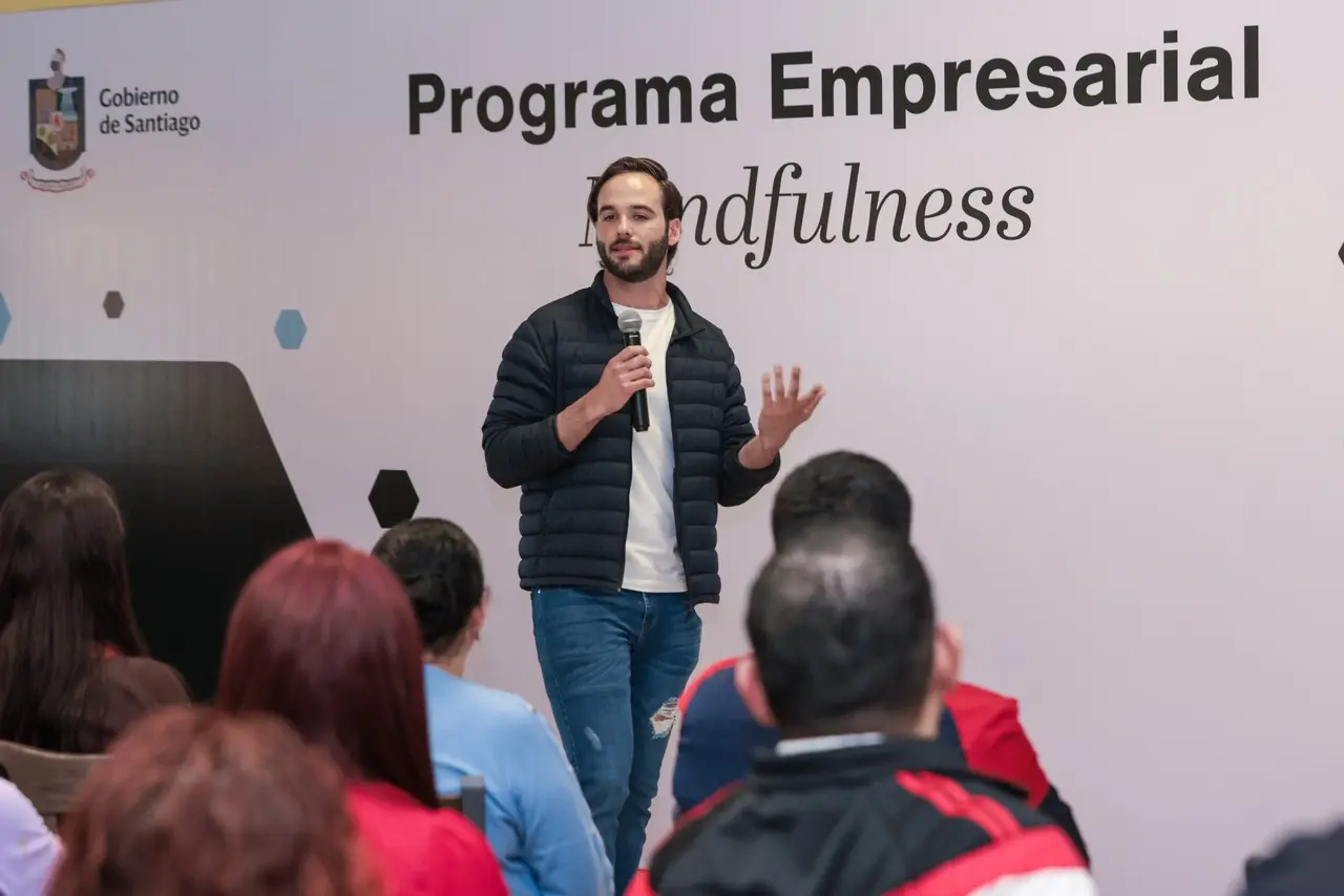 El programa de Mindfulness en Santiago representa un esfuerzo por parte del Gobierno Municipal para fortalecer el sector productivo mediante el desarrollo personal y emocional de los trabajadores. Foto: Gobierno de Santiago.