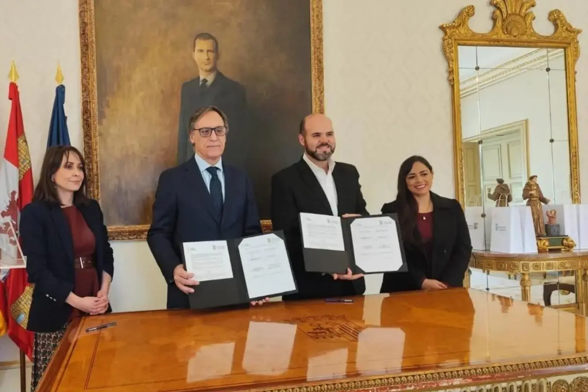 Firma de colaboración entre el municipio de Santa Catarina y Salamanca. Foto: Gobierno de Santa Catarina