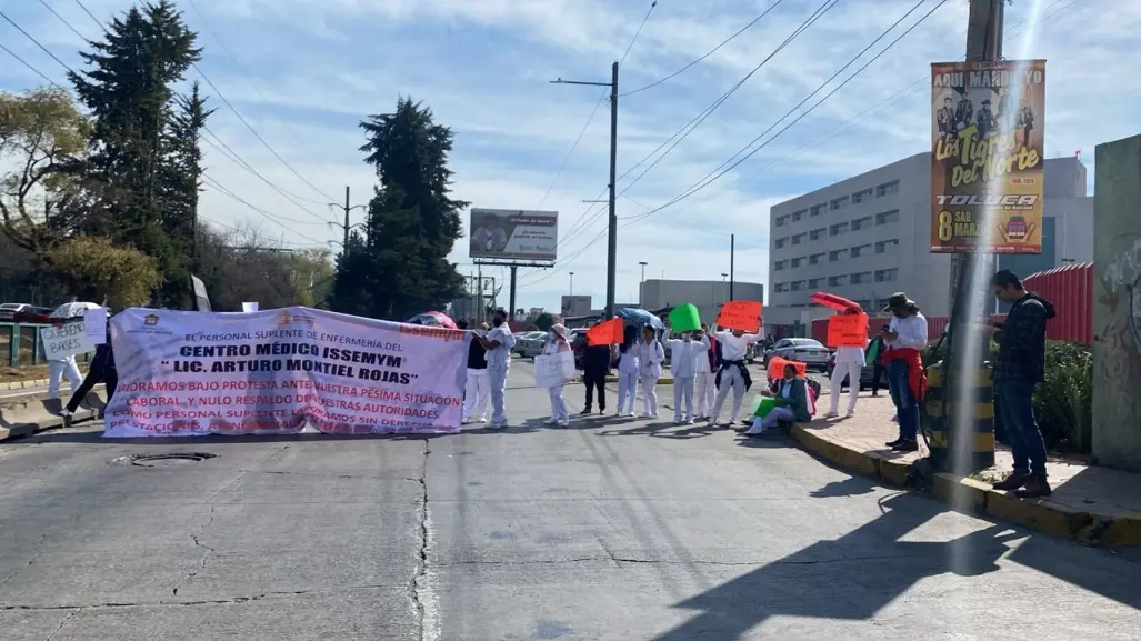 ISSEMYM no paga: trabajadores protestan en Toluca arman bloqueo kilométrico