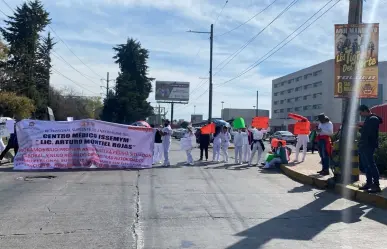 ISSEMYM no paga: trabajadores protestan en Toluca arman bloqueo kilométrico