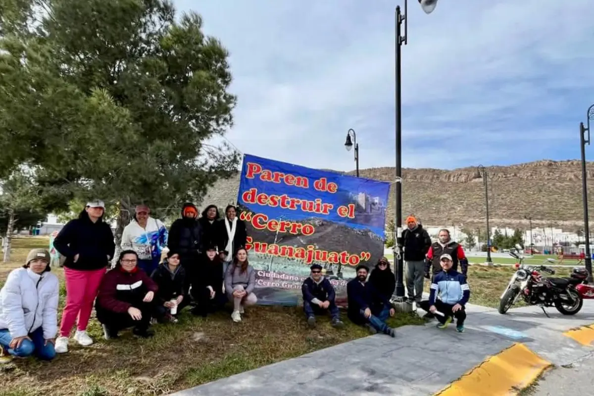 Los manifestantes han colocado lonas con la leyenda “Paren de destruir el Cerro de Guanajuato”./Foto: Marco Juárez