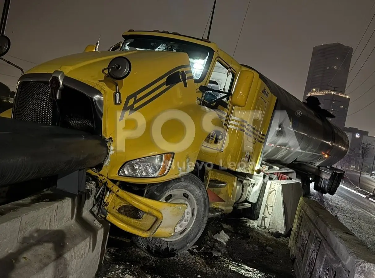 Camión tras quedarse incrustado en un muro de concreto luego del choque. Foto: POSTA MX.