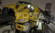 Tráiler se estrella contra muro en Monterrey y bloquea vialidad