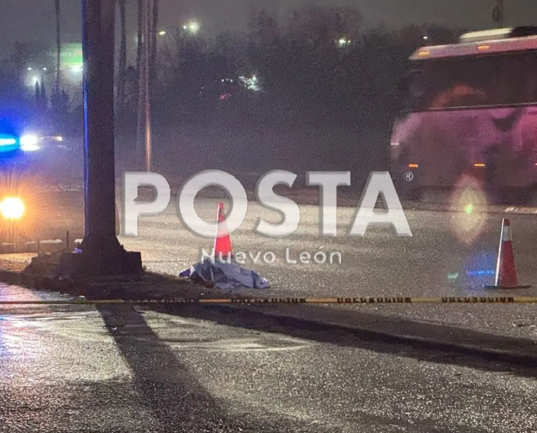 Cuerpo de la mujer cubierto en la zona de la carretera a Laredo. Foto: POSTA MX.