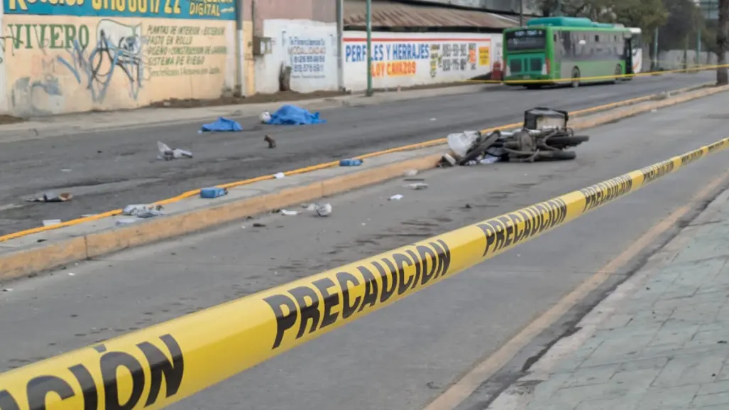 Motociclista pierde la vida al chocar contra Ecovía en Guadalupe