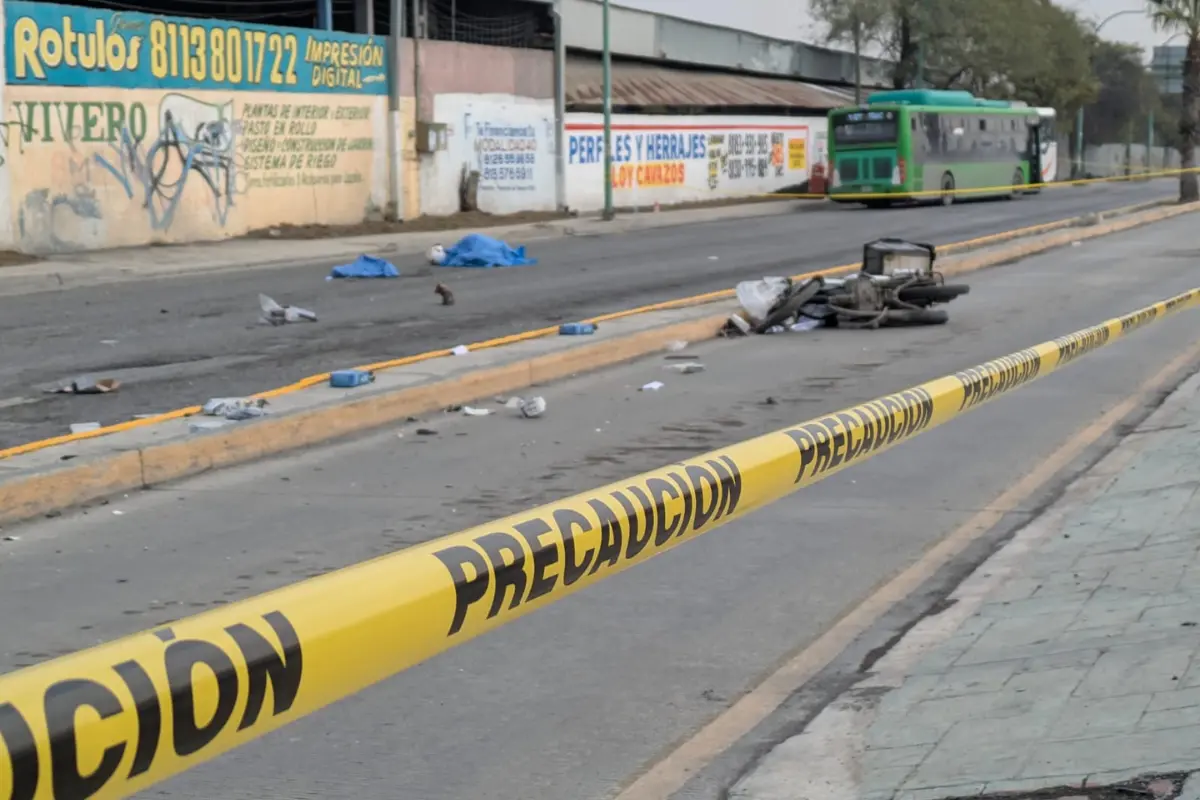 Tras ser embestido por una unidad de la ruta Ecovía un motociclista perdió la vida/Foto: Protección Civil Nuevo León