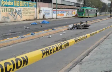 Motociclista pierde la vida al chocar contra Ecovía en Guadalupe