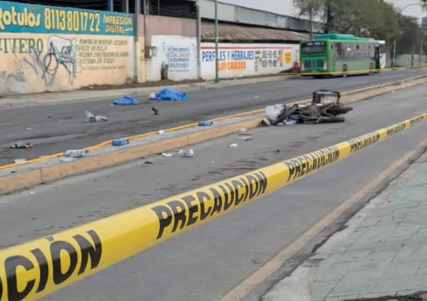 Motociclista pierde la vida al chocar contra Ecovía en Guadalupe