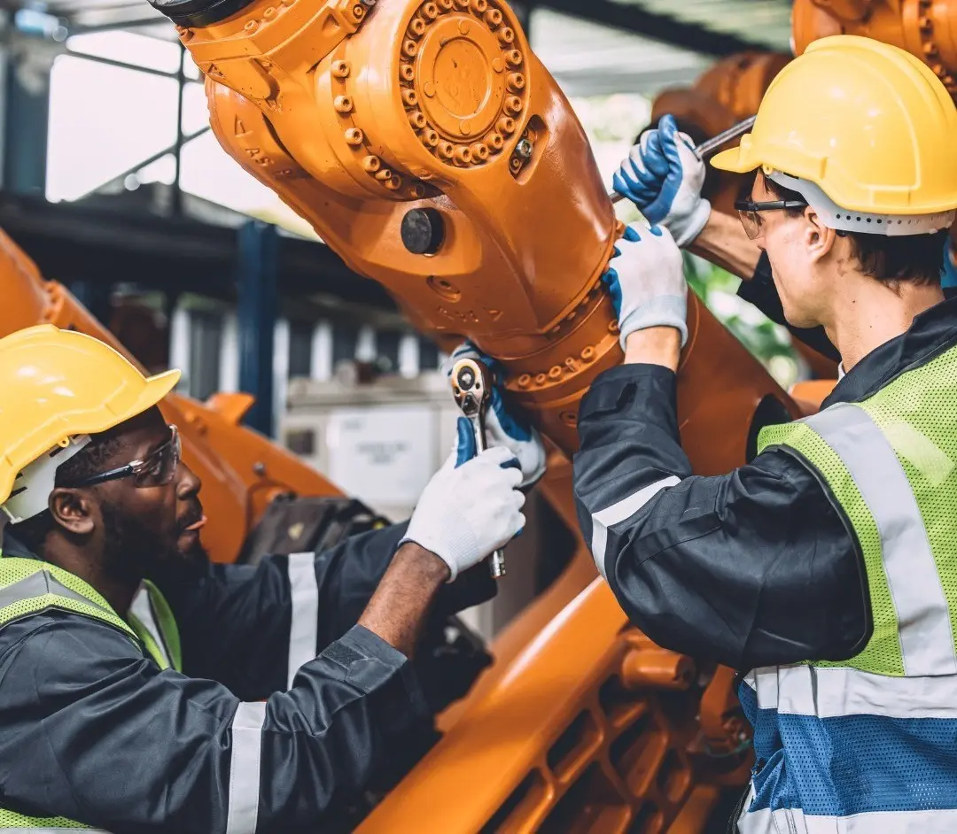 Trabajadores de un parque industrial en México atendiendo una tarea de ingeniería. Foto: Canva.