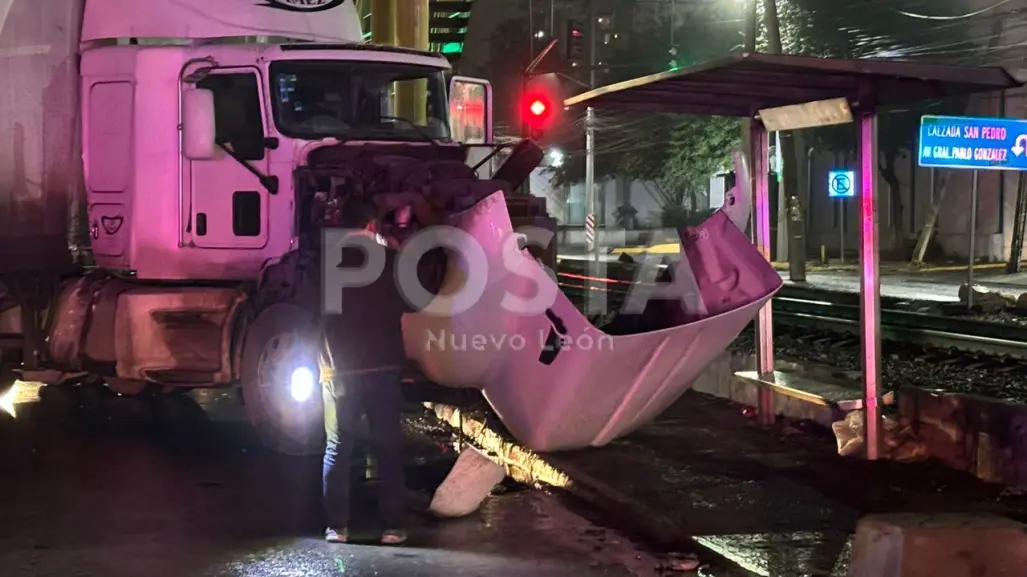 VIDEO | Tráiler a exceso de velocidad choca y genera caos en el tráfico de Monterrey