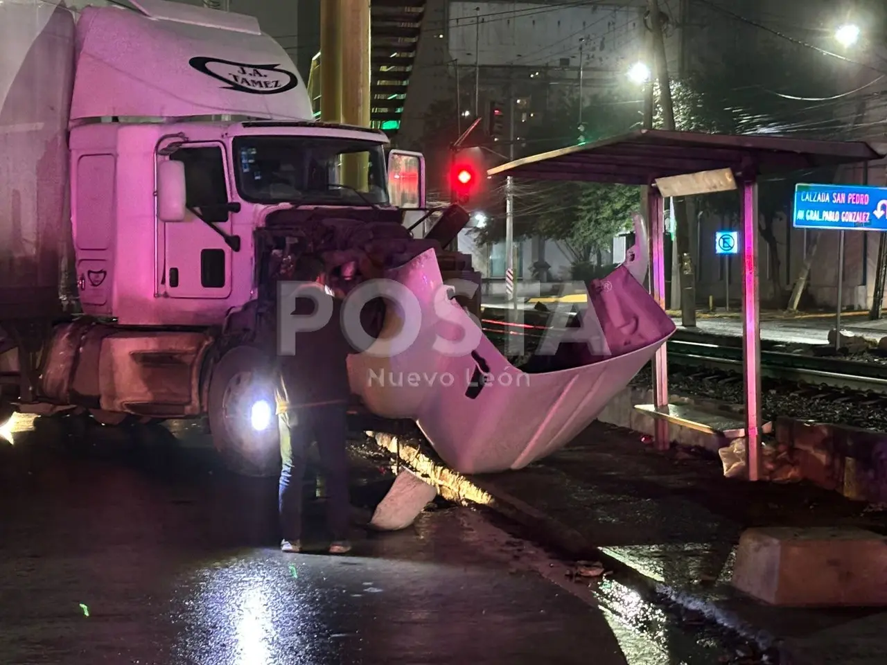 Parte delantera del tráiler tras haber sufrido el percance vial. Foto: POSTA MX.