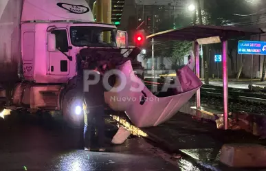 VIDEO | Tráiler a exceso de velocidad choca y genera caos en el tráfico de Monterrey