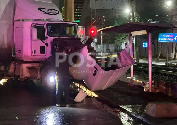 VIDEO | Tráiler a exceso de velocidad choca y genera caos en el tráfico de Monterrey