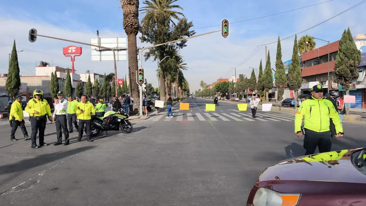 Policías en protesta de padres de familia. Foto: Ramón Ramírez