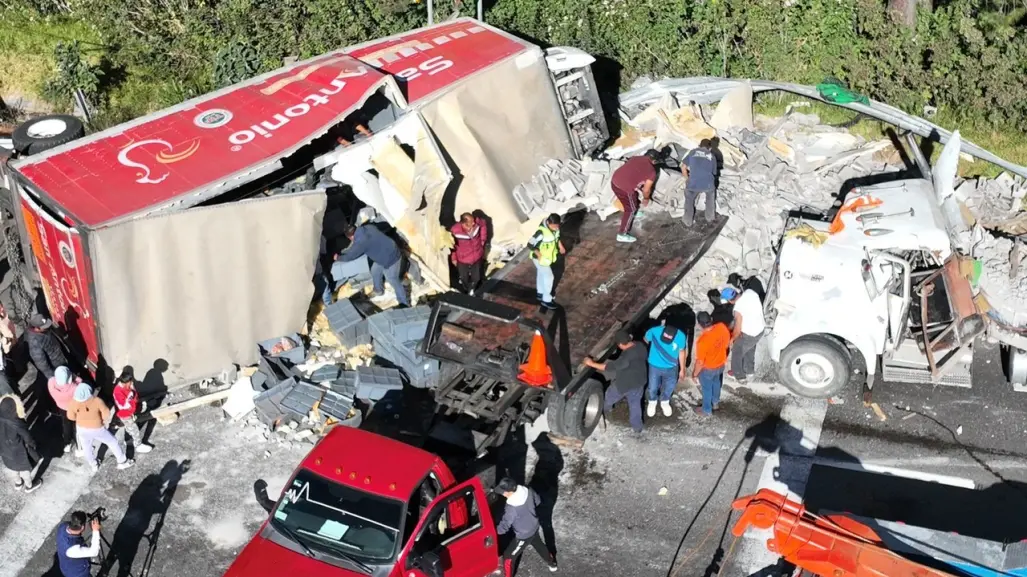 ¡Pollo sale volando! Accidente en la México-Toluca por volcadura de camión