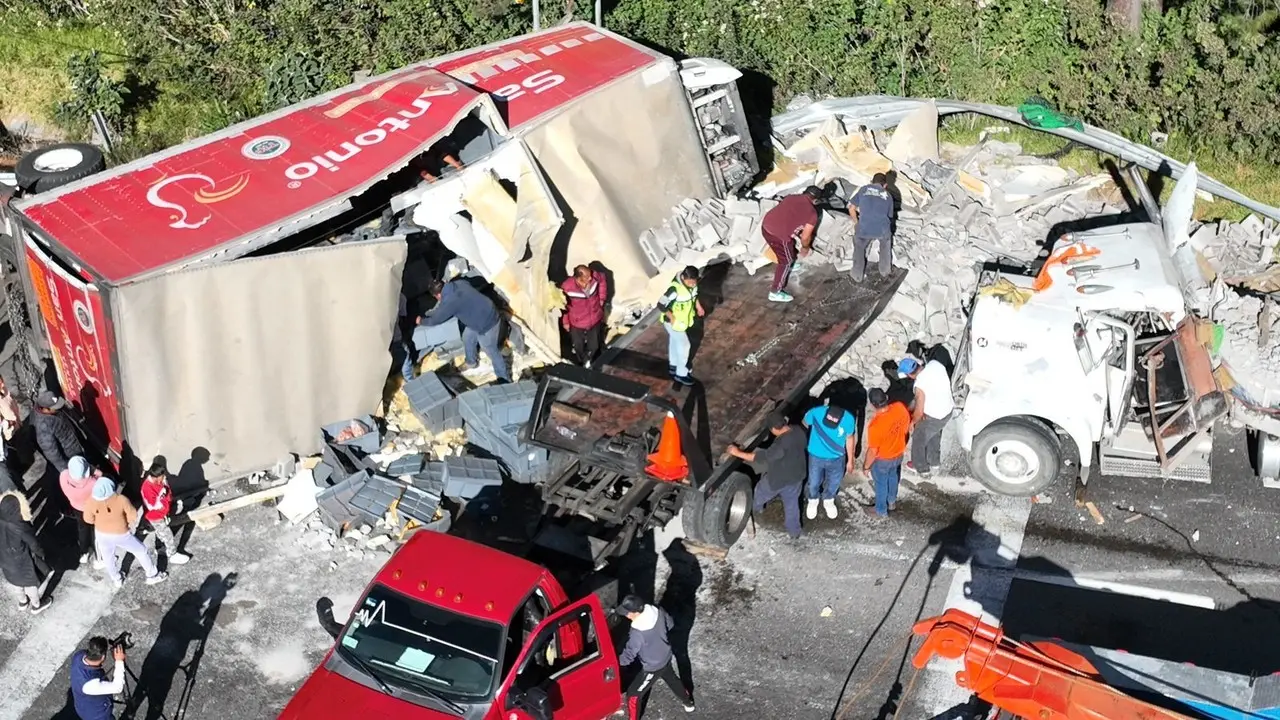 Las autoridades se encuentran en la zona para aligerar el caos vial. Imagen: POSTA