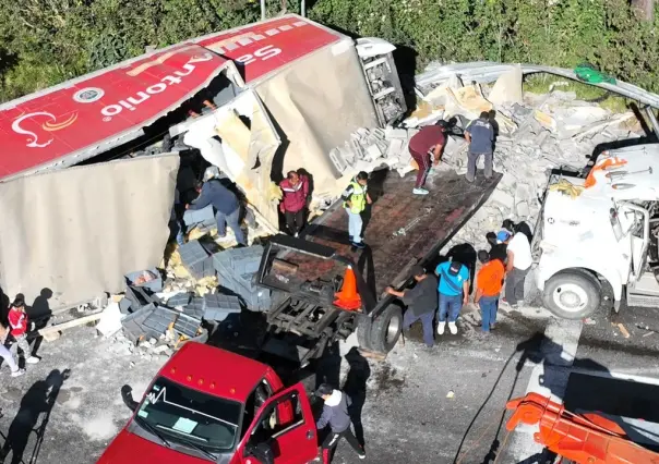 ¡Pollo sale volando! Accidente en la México-Toluca por volcadura de camión