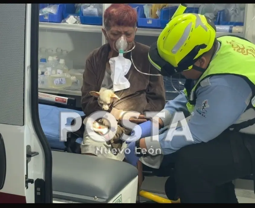 Mujer atendida tras estar presente en el incendio que afectó su domicilio. Foto: POSTA MX.