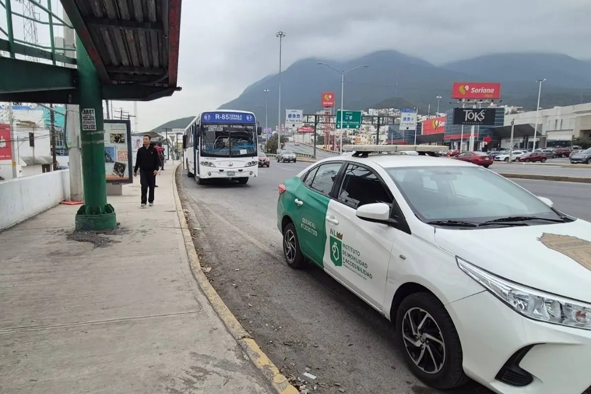 Un camión urbano y una unidad del Instituto de Movilidad y Accesibilidad de Nuevo León. Foto: Facebook Instituto de Movilidad y Accesibilidad de Nuevo León