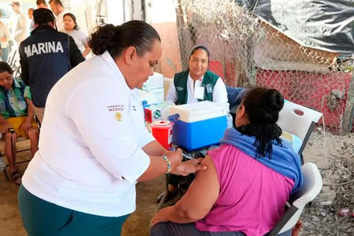 Se recomienda aplicarse la vacuna contra la influeza, para evitar complicaciones. Fotografías: Salud BCS.