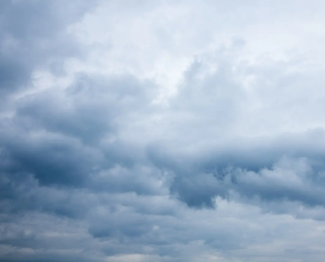 Nubes densas que indican posibilidad de fuertes lluvias en Nuevo León. Foto: Canva.