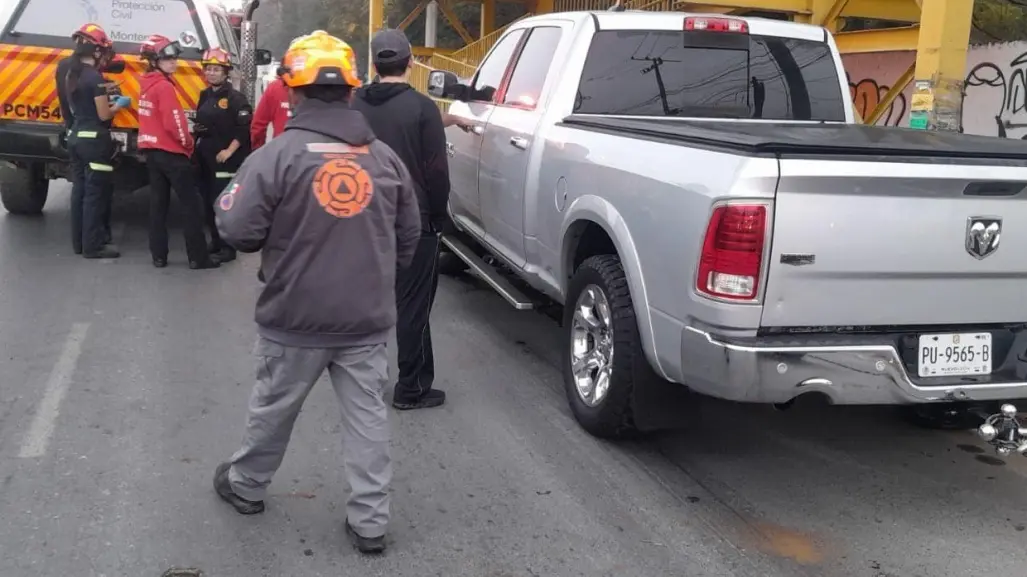 Camioneta pierde control y choca contra puente peatonal en Monterrey