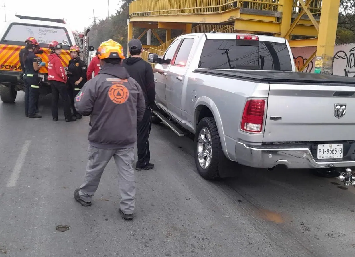 Elementos de Protección Civil en la zona donde ocurrió el accidente vial. Foto: Protección Civil de Nuevo León.