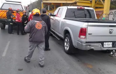 Camioneta pierde control y choca contra puente peatonal en Monterrey