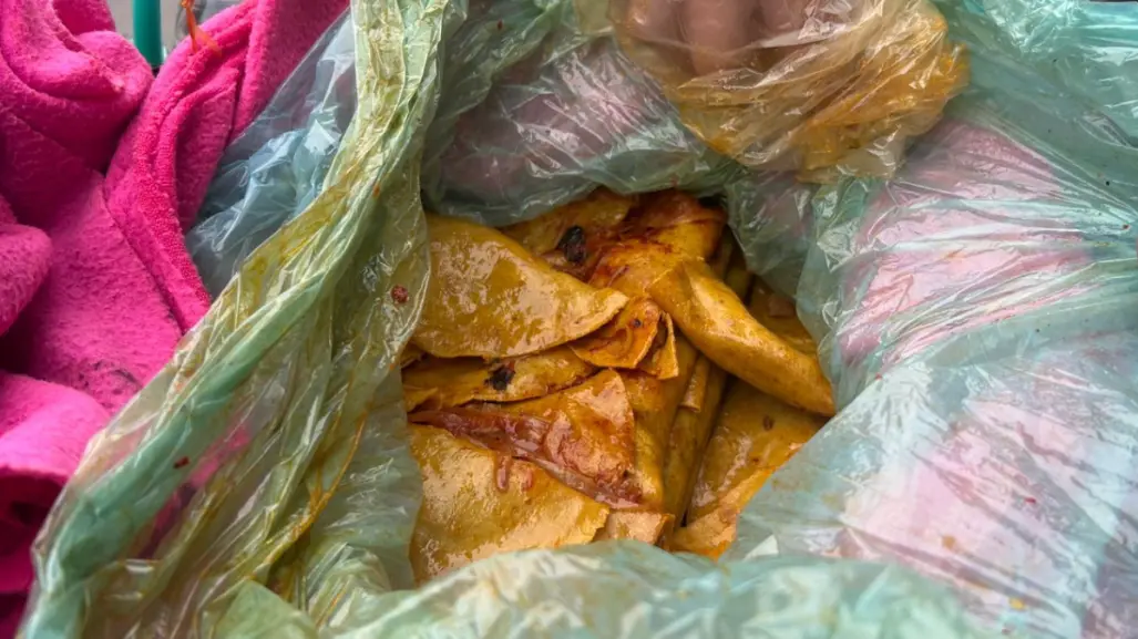 Emprenden hermanas con tacos de canasta frente a Hospital Metropolitano