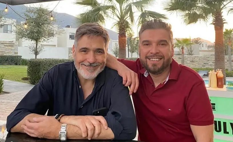 Renán Moreno a un paso del altar, le entrega anillo de compromiso a su pareja Israel Treviño Foto: IG Renán Moreno