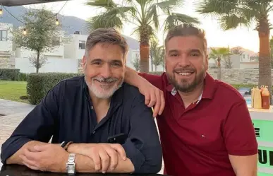 Renán Moreno a un paso del altar, le entrega anillo de compromiso a su pareja Israel Treviño| FOTO