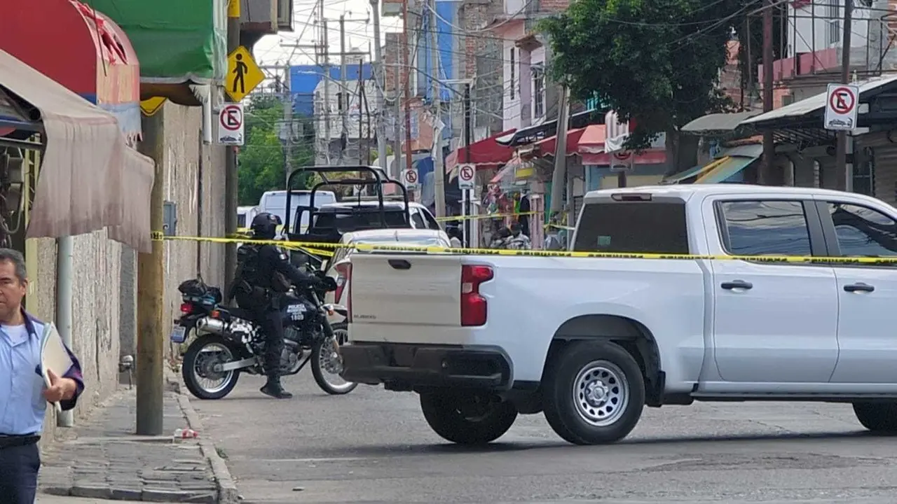 Ejecutan a cuatro hombres en bar de Celaya, una víctima hermano de director de Protección Civil. Foto: Jesús Padilla.