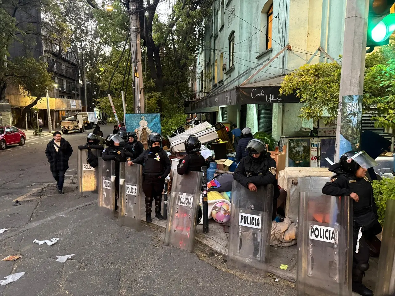 Personas y policías en desalojo del departamento en la Roma. Foto: Ramón Ramírez